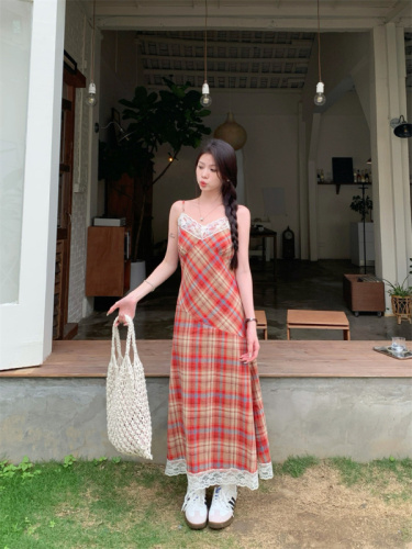 Real shot ~ red plaid suspender skirt, layered lace V-neck seaside vacation long skirt, French dress in early spring