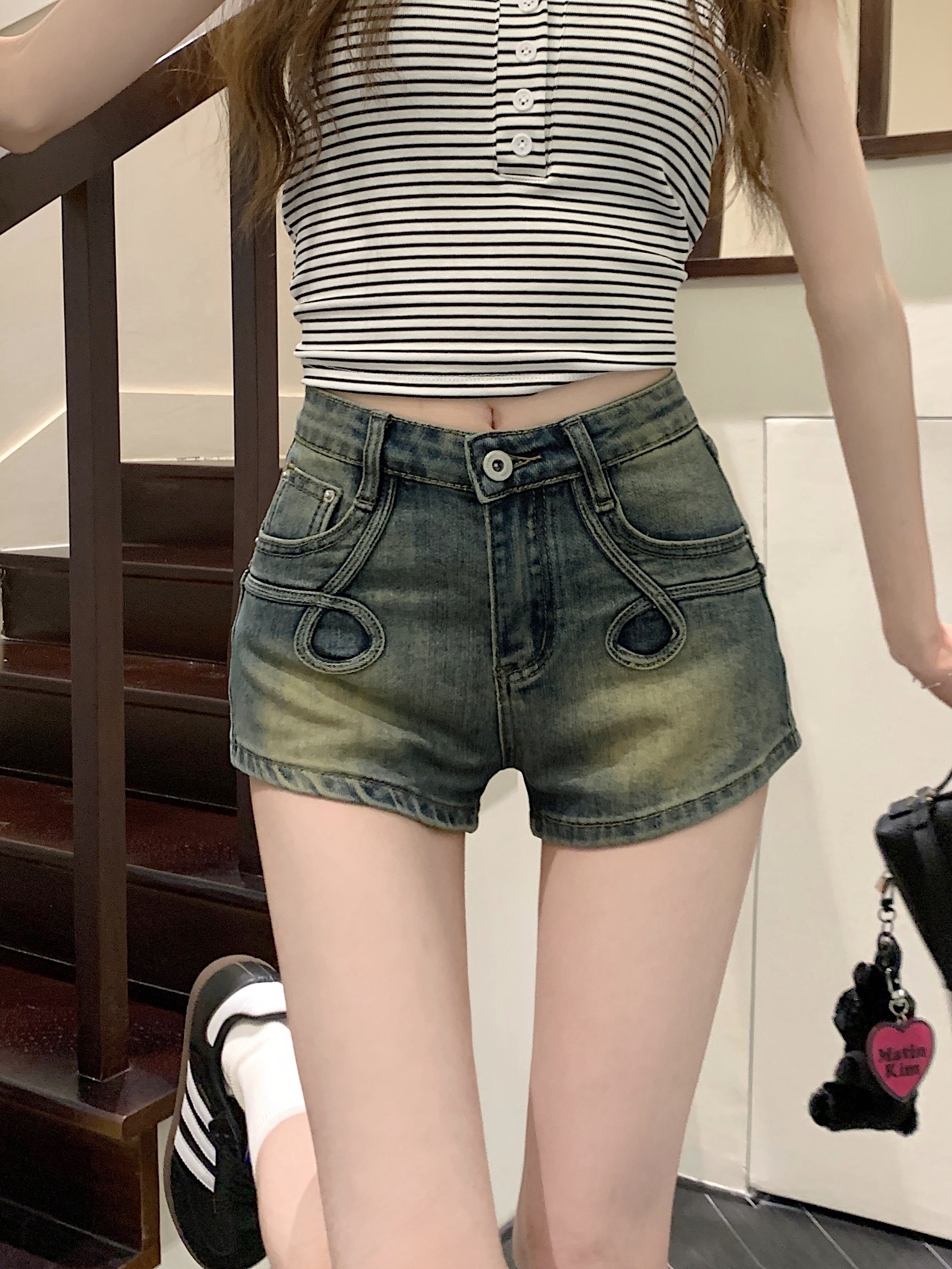 Photographed spicy retro Hong Kong style elastic two-color denim shorts
