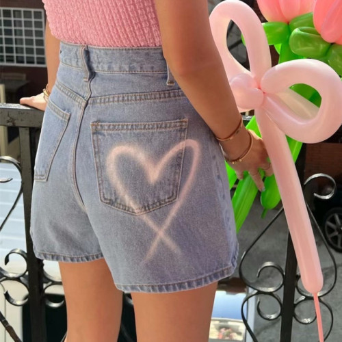 Spring and summer new love compact slimming age-reducing denim shorts