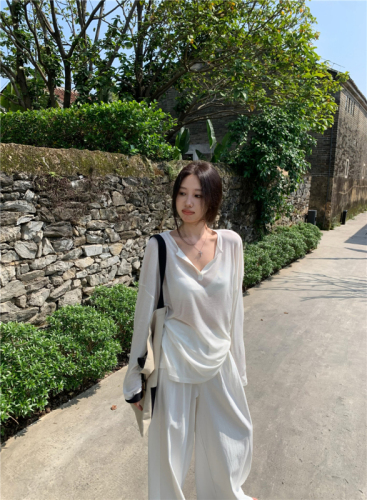 Real shot of facial mask T-shirt top V-neck long-sleeved ultra-thin sun protection bottoming shirt