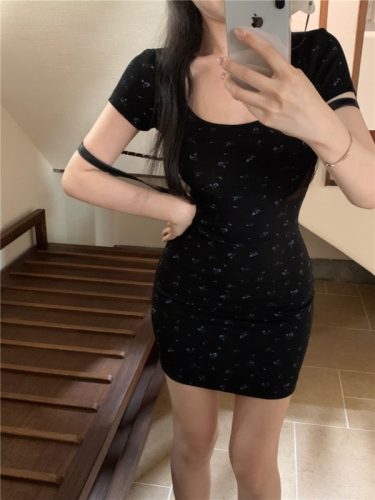 Real shot of black floral short-sleeved knitted dress, hot girl slimming butt-covering short skirt