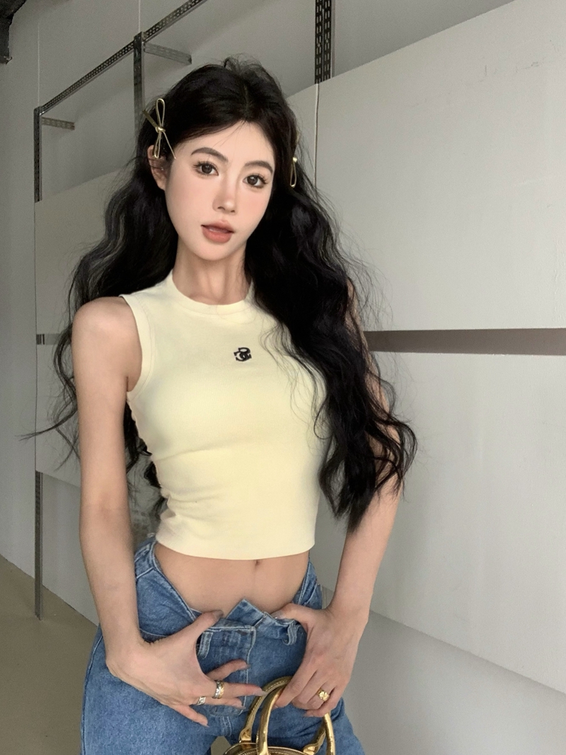 Real shot of pink sweet and spicy style bottoming vest for summer, sleeveless and beautiful back, cropped top with exposed navel, trendy
