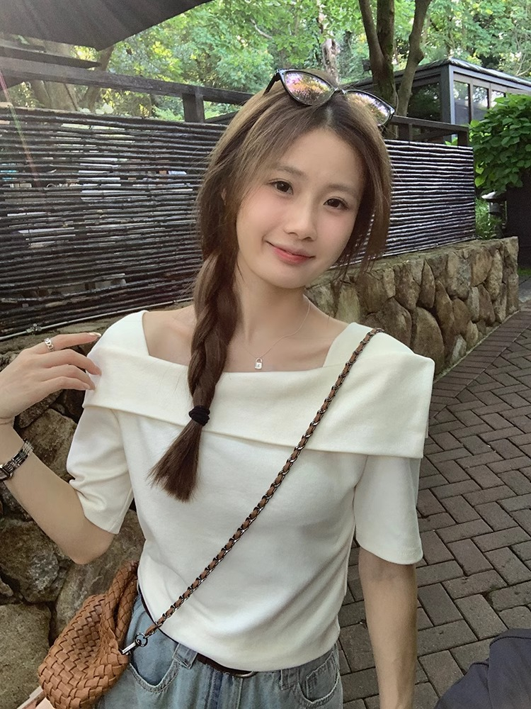 Designed one-shoulder short-sleeved T-shirt for women in summer, pure lusty style, slimming and temperament short top