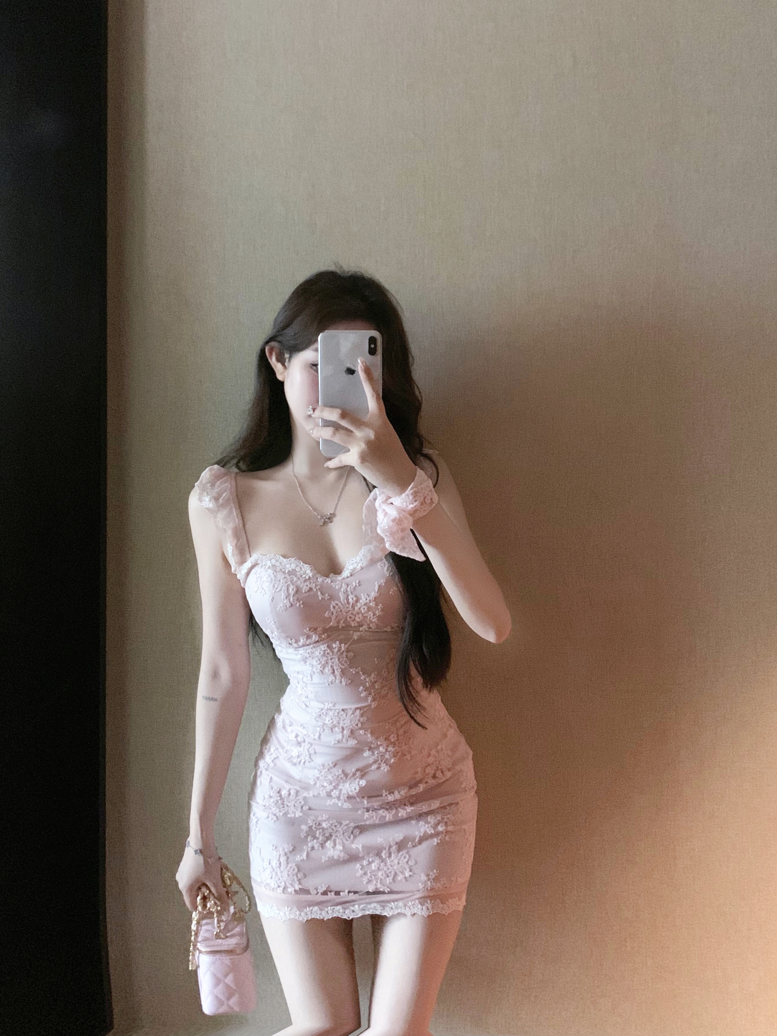 Real shot, ambiguous atmosphere, summer 2024 new female pink small flying sleeves lace hip dress