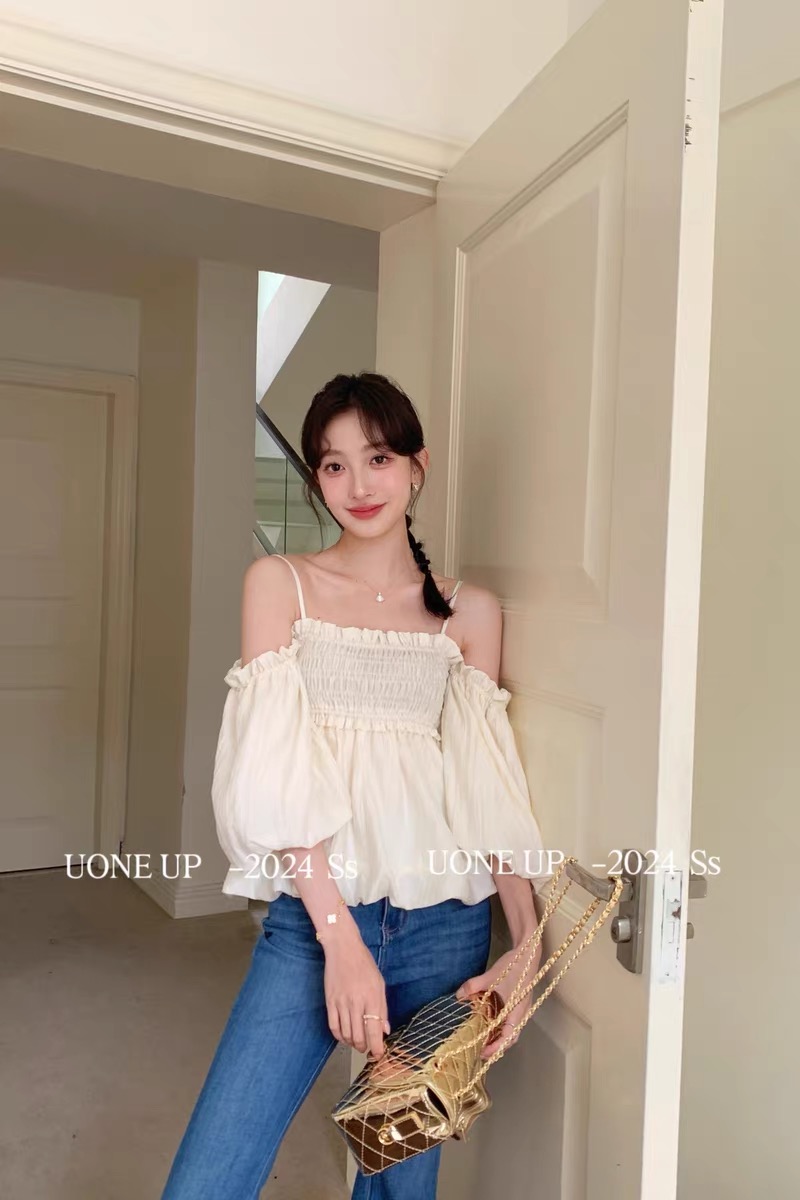 UONE法式溫柔木耳邊方領吊帶上衣女甜美杏色燈籠袖一字領露肩襯衫
