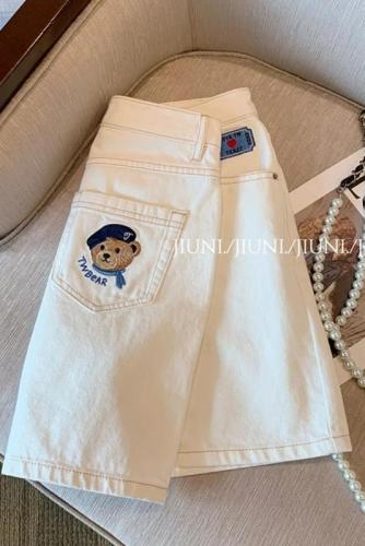 小熊刺绣米白色休闲牛仔短裤女2024夏季新款设计感时髦显瘦直筒裤