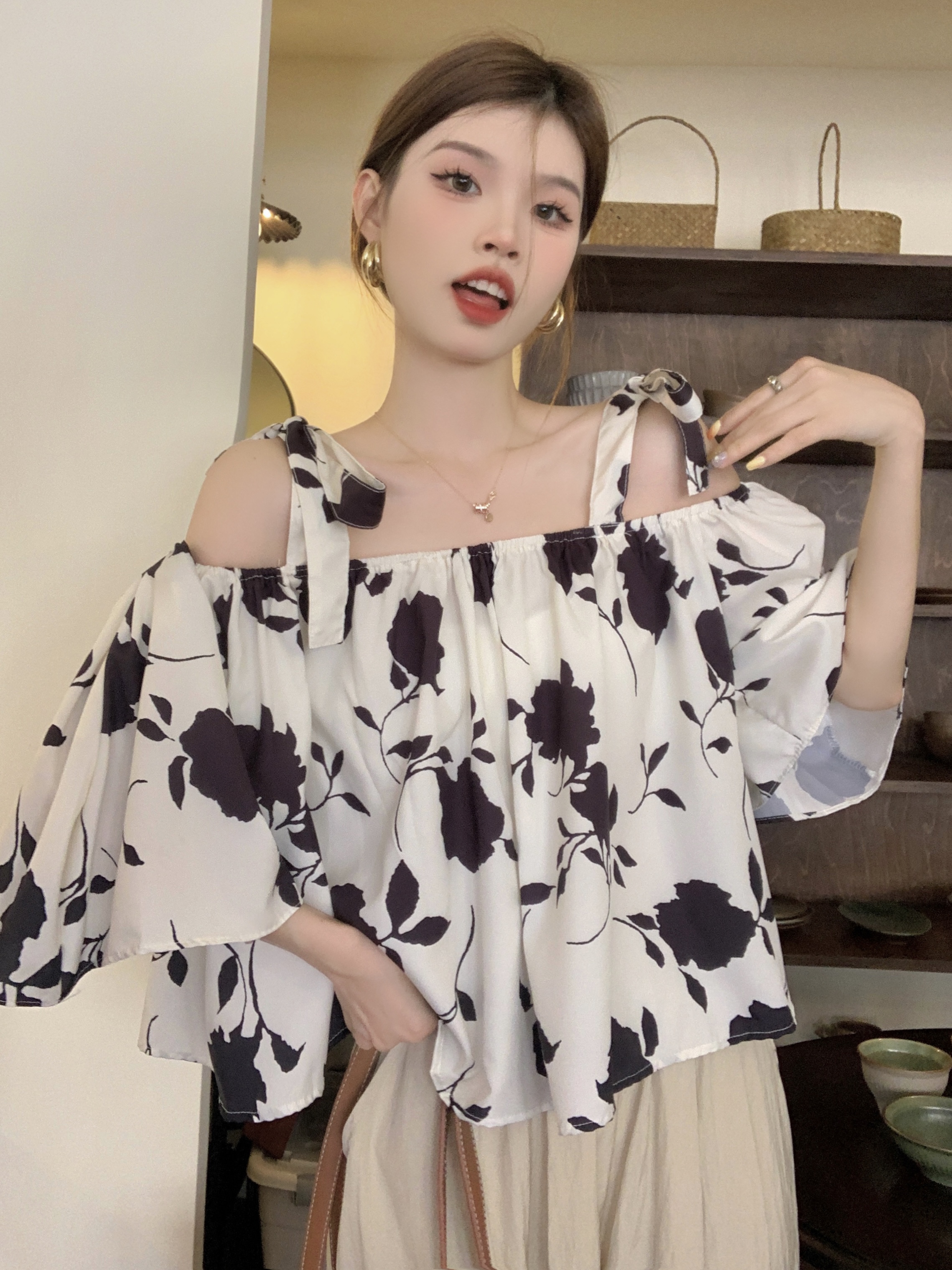 Real shot of sweet and spicy age-reducing western-style suspender French shirt for women in summer loose short style slimming one-shoulder top
