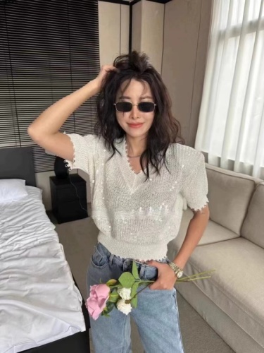 2024 New Heavy Industry Sequin Hollow Knitted Cardigan Women's Loose Slim Design Niche Thin Temperament Top