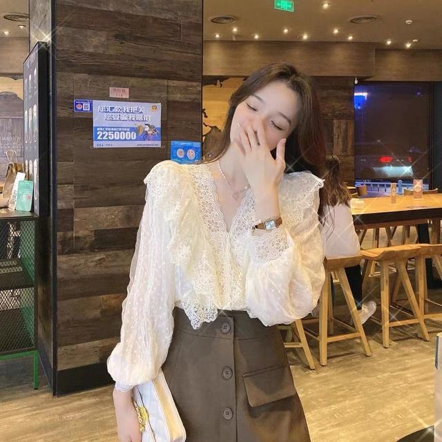 法式V領蕾絲襯衫女設計感小眾別致漂亮洋氣小衫長袖荷葉邊上衣潮