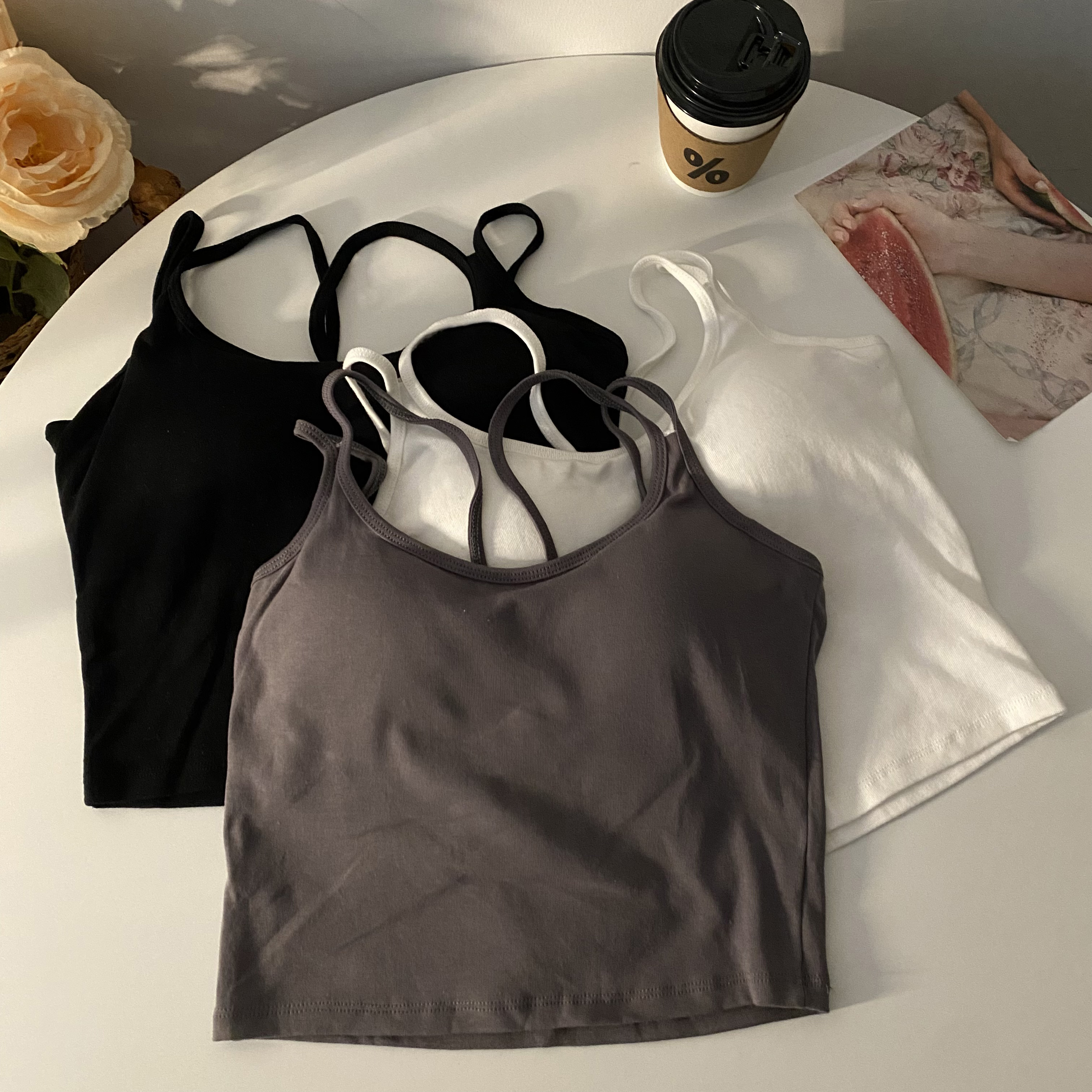 Real shot of summer back-beautiful bra, one-piece tank top with straps and chest pad for outer wear, short slim fit top