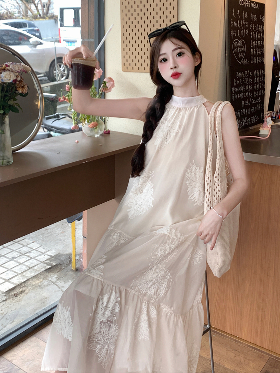 Real shot of French retro beige color sleeveless halterneck off-shoulder dress for women summer high-end temperament long skirt