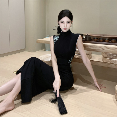 Chinese style stand collar slim fit embroidered slit hip wrap cheongsam dress mid-length