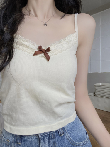 Real shot of hot girl camisole, spring and autumn lace outer wear, beautiful back, short top inside