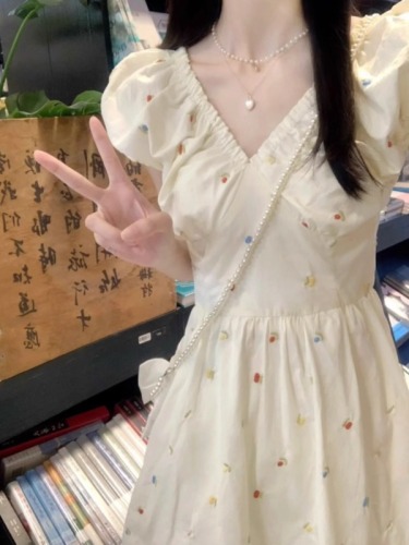 茶歇法式甜美小清新v领碎花连衣裙女夏季2024新款小个子收腰短裙