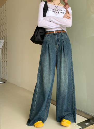 Real shot of American retro high-waisted jeans for women, nostalgic pear-shaped figure, slimming, loose wide-leg floor-length pants