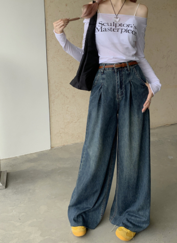 Real shot of American retro high-waisted jeans for women, nostalgic pear-shaped figure, slimming, loose wide-leg floor-length pants