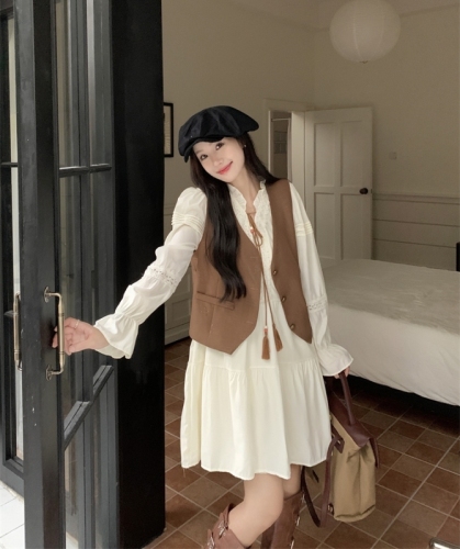 Early autumn temperament white waisted hollow dress + retro vest top two-piece suit