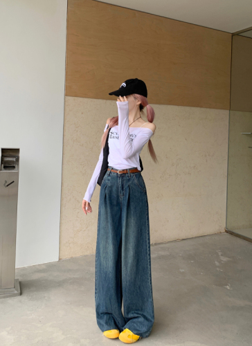 Real shot of American retro high-waisted jeans for women, nostalgic pear-shaped figure, slimming, loose wide-leg floor-length pants