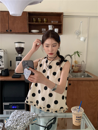 Actual shot of Korean retro playful sleeveless polka-dot shirt with fungus earrings
