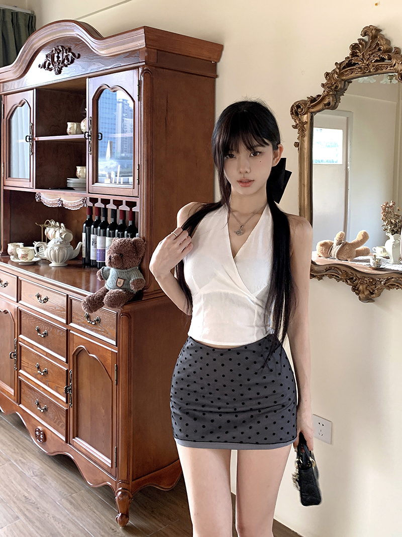 Real shot of American retro white V-neck sexy hottie halter neck small suspender female summer top versatile