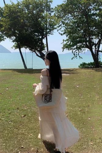 Actual shot~French-style seaside resort ruffled one-shoulder top paired with elegant long skirt suit
