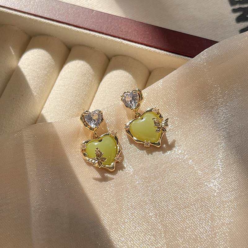 Light luxury niche high-end green zirconium love earrings for women S925 silver needle versatile temperament peach heart earrings internet celebrity earrings