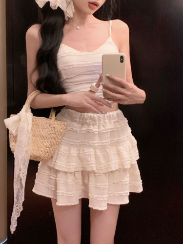 Real shots of Korean-style outfits, sweet lace camisole, sexy short ruffle skirt, two-piece age-reducing set