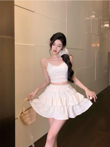 Real shots of Korean-style outfits, sweet lace camisole, sexy short ruffle skirt, two-piece age-reducing set