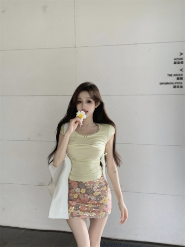 Real shot of U-neck lace splicing pure lust pleated design slim T-shirt colorful flower skirt