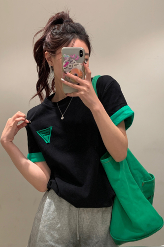 Actual shot of 100% cotton raglan back collar contrasting triangle letter patch embroidered short-sleeved T-shirt for women trendy