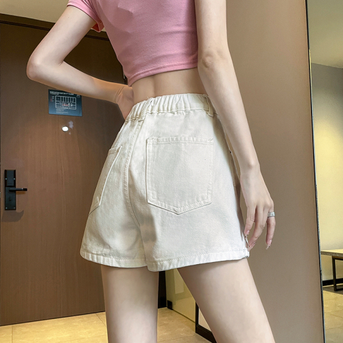 Real shot of 2024 summer fashion trend high-waisted retro denim shorts