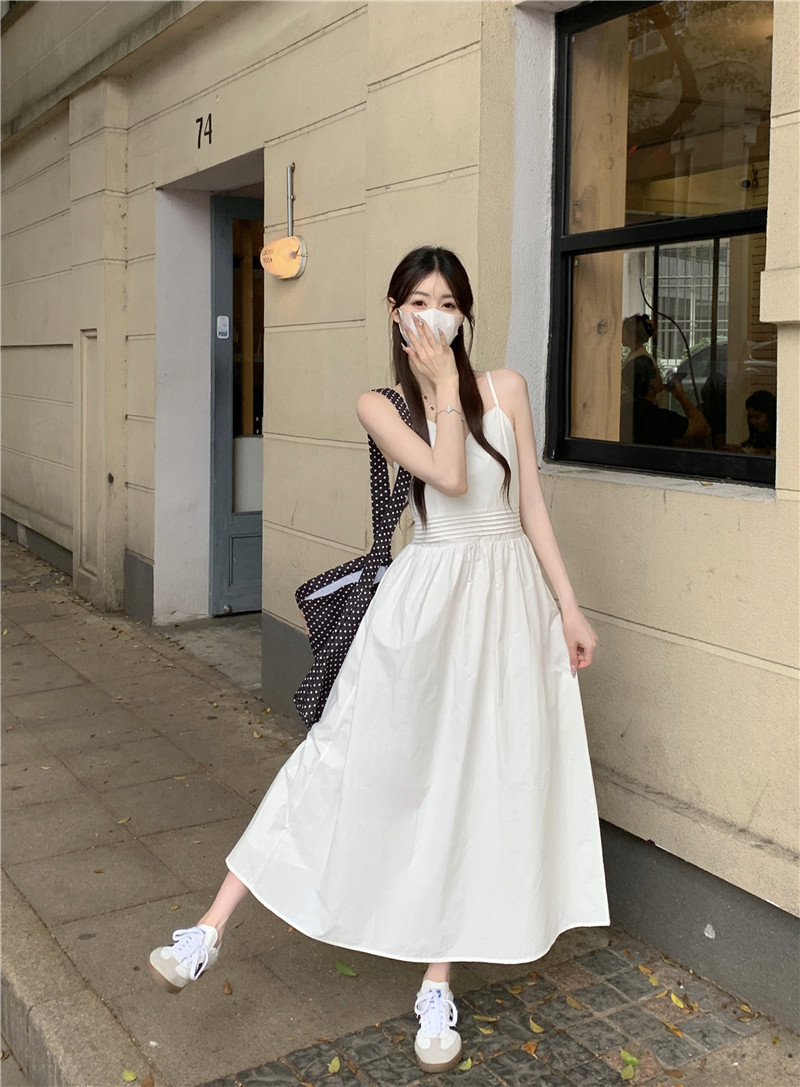 Actual shot ~ French gentle spring and summer new style V-neck suspender mid-length waist slimming holiday style dress