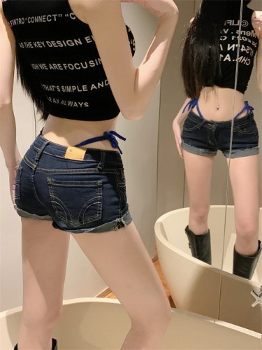 Real shot of low-waisted navel exposed elastic slimming butt-covering hot pants with straps for sexy hotties curled denim shorts for women