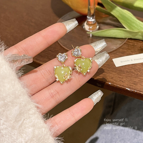 Light luxury niche high-end green zirconium love earrings for women S925 silver needle versatile temperament peach heart earrings internet celebrity earrings
