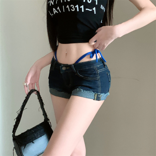 Real shot of low-waisted navel exposed elastic slimming butt-covering hot pants with straps for sexy hotties curled denim shorts for women