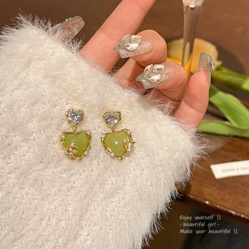 Light luxury niche high-end green zirconium love earrings for women S925 silver needle versatile temperament peach heart earrings internet celebrity earrings