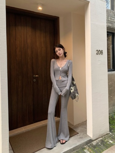 Real shot of lazy and casual hot girl three-piece camisole, slim-fitting cardigan and micro-flared trousers