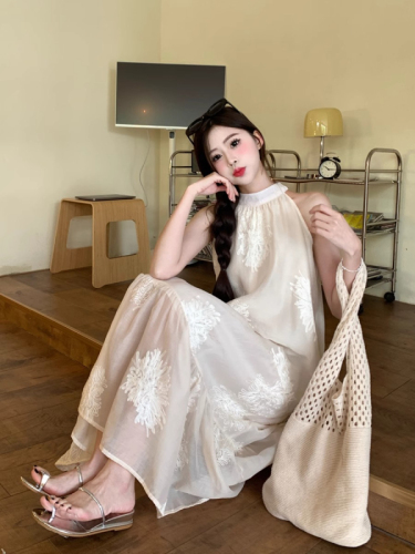 Retro apricot embroidered halterneck dress, French loose, flesh-covering, slimming, sleeveless, off-shoulder, wide-slung holiday style long dress