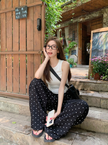 Real shot of Korean chic Xiaren wearing a simple polka-dot casual pants + a vest with chest pads
