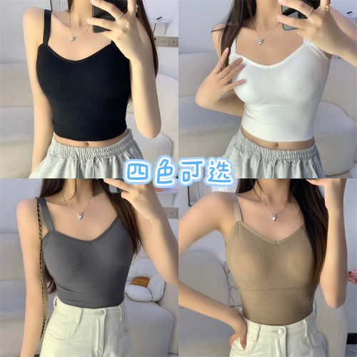 Real shots, no less, a small camisole, versatile for outer wear, with breast pads for a beautiful back, a tight-fitting inner layer, a bottoming shirt, a short top
