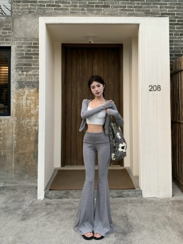 Real shot of lazy and casual hot girl three-piece camisole, slim-fitting cardigan and micro-flared trousers