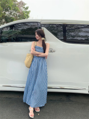 Photographed~ French high-end, slimming Sanya vacation beach dress, elegant waist-cinching plaid camisole dress
