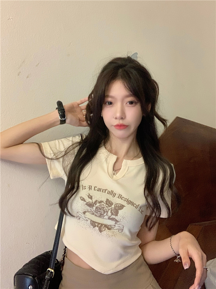 Actual shot~ Short-sleeved T-shirt for women, new summer design, niche irregular shoulder, slim fit hot girl short top