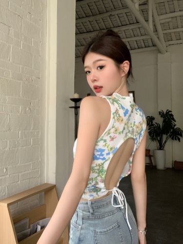 Actual shot of discreet floral versatile design with hollow straps on the back thin knitted vest for women in summer