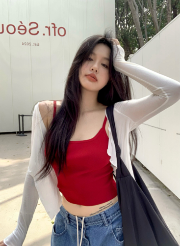 Real shots of hot girls in Bangkok wearing two long-sleeved cardigans and halter tops