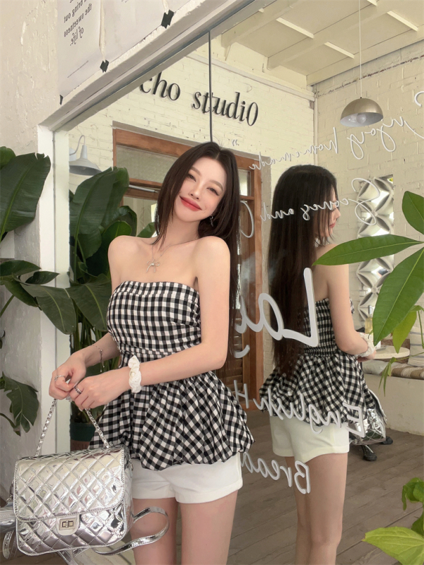 Real shot of sweet and spicy pleated flower bud tube top with slim waist and sexy bottoming top for women