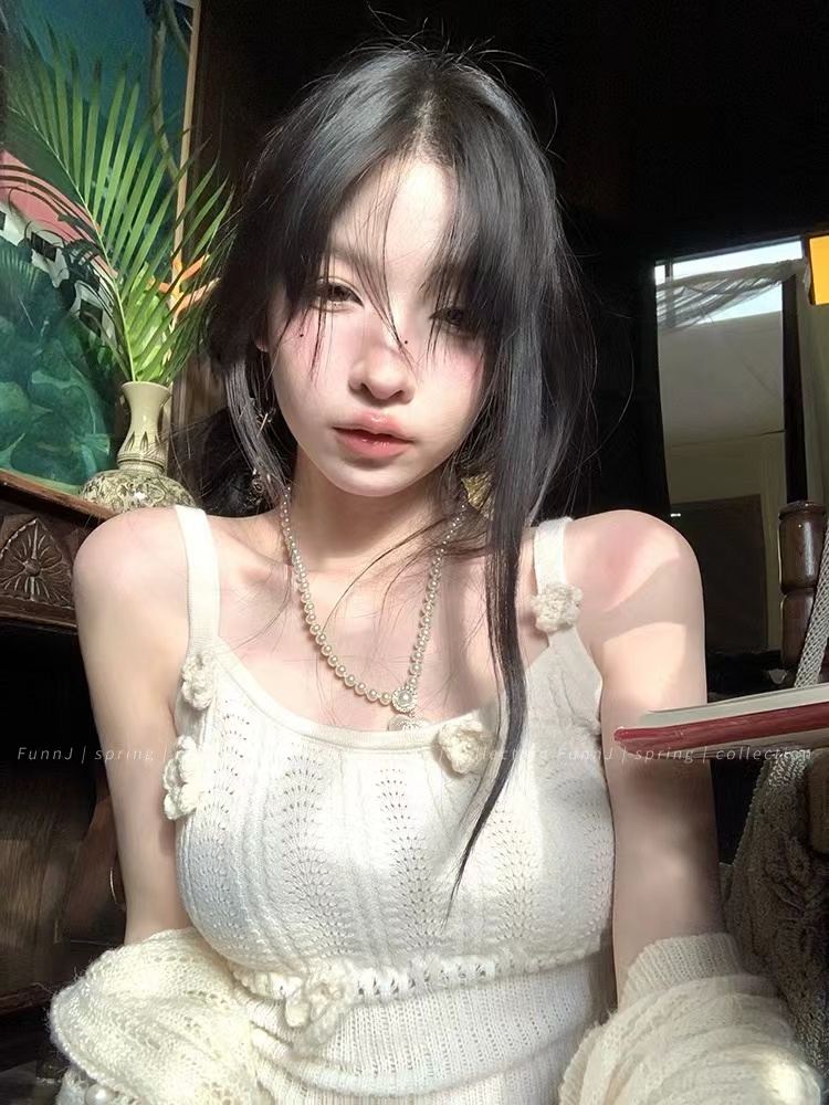 Flower knitted camisole women's 2024 summer new design niche sweet and spicy inner bottoming short top