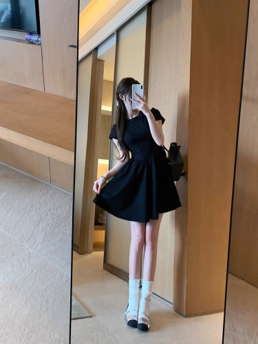 solo爆爆黑色裙子2024新款小个子连衣裙女设计感显瘦茶歇法式短裙