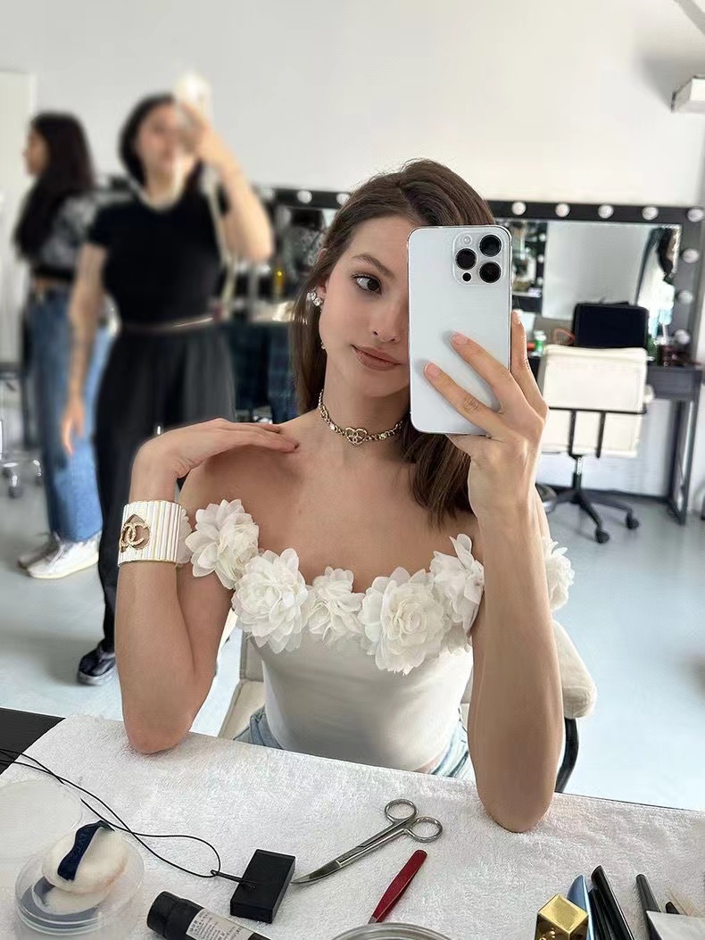 Sweet hot girl camisole women's summer sleeveless sexy short one-shoulder clavicle three-dimensional flower top worn outside