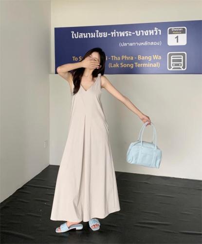 实拍大码 高级感度假裙简约韩版无袖宽松型连衣裙V领法式吊带裙
